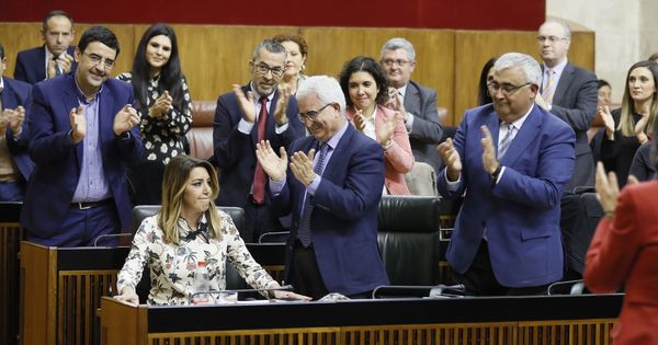 Foto: La hasta ahora presidenta del Ejecutivo, Susana Díaz, es aplaudida por su grupo parlamentario. (EFE)