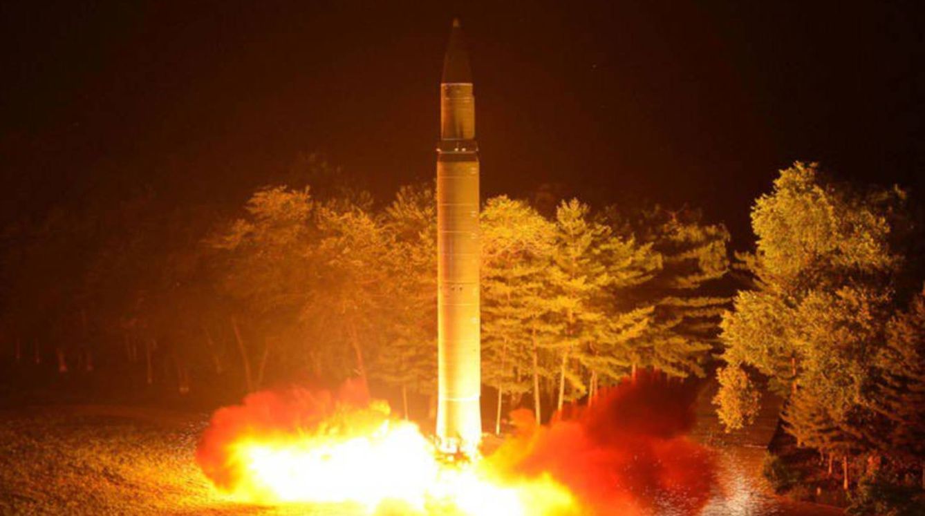 Lanzamiento nocturno del Hwasong-14 (Foto: Agencia de noticias de Corea del Norte)