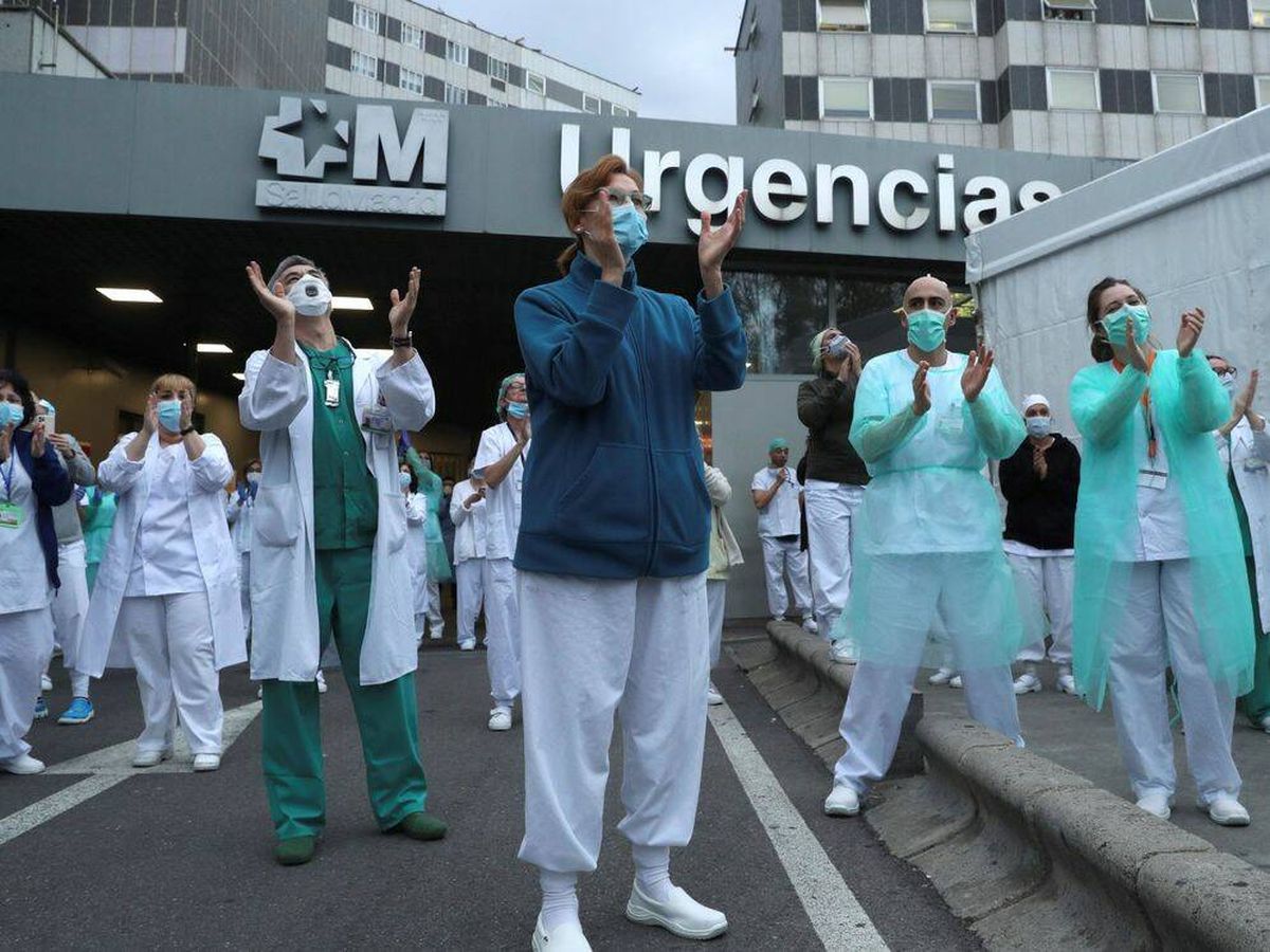 Foto: Sanitarios aplauden frente al Hospital de la Paz durante la primera ola. (EFE)