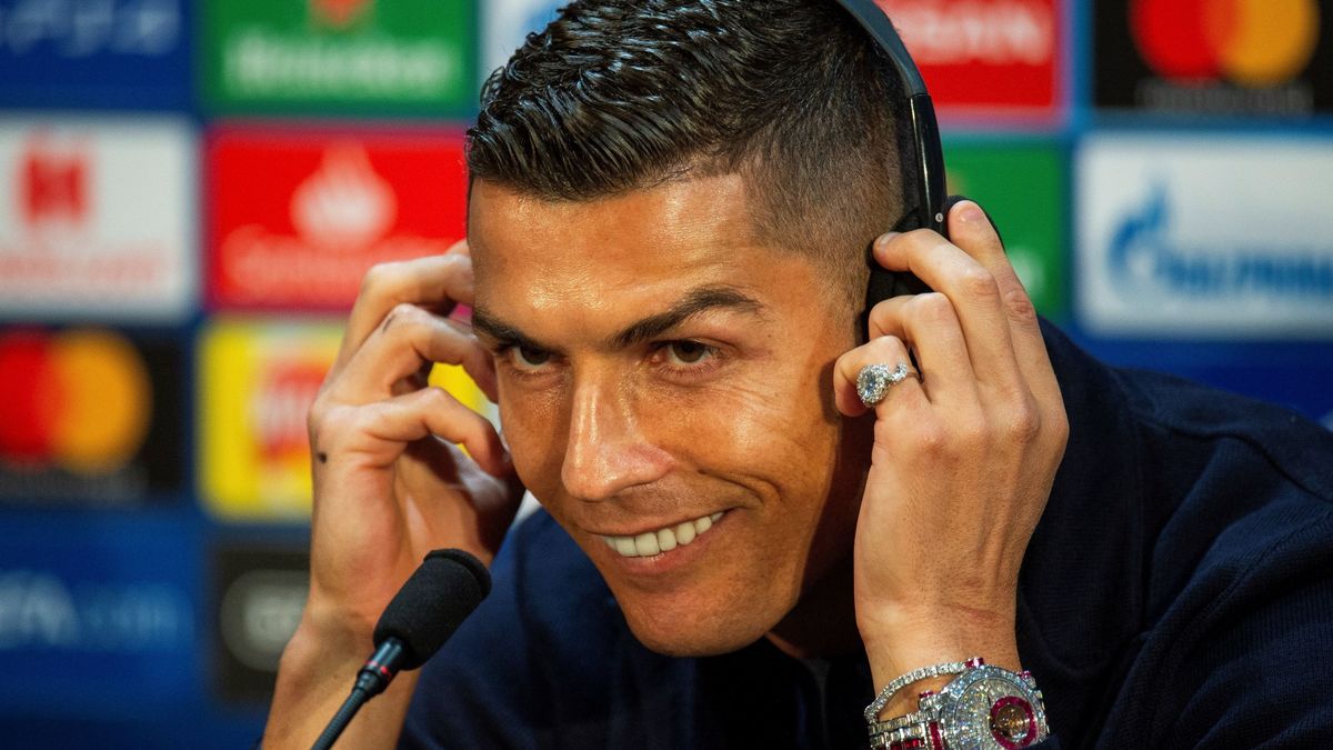 pánico Subordinar Estar confundido Cristiano Ronaldo se calza un reloj de dos millones para una rueda de prensa