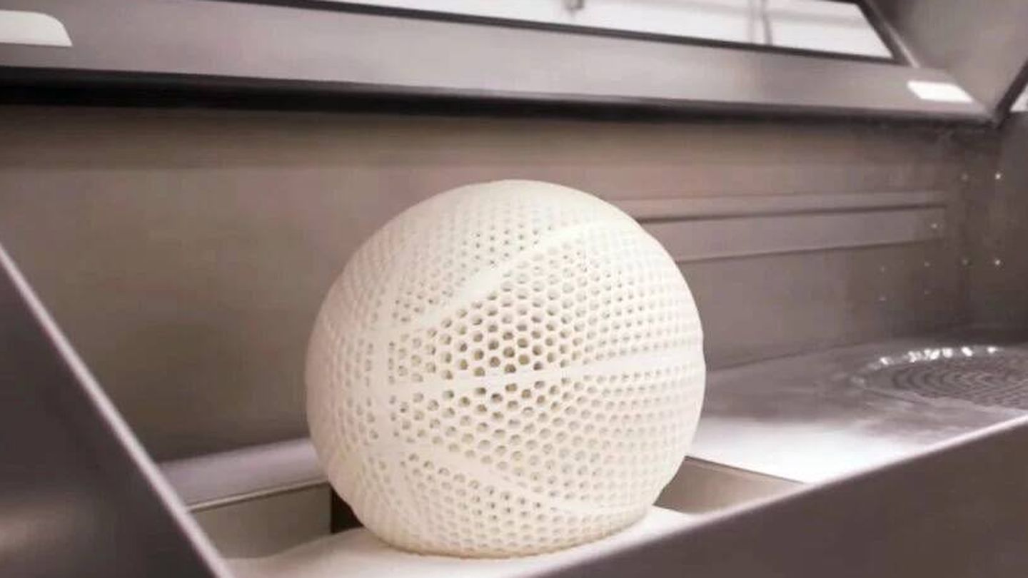 El balón se forma dentro de una impresora 3D. (Wilson)