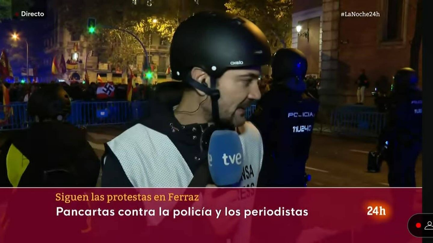 Unos manifestantes portan una esvástica durante la protesta. (Fotografía: RTVE)