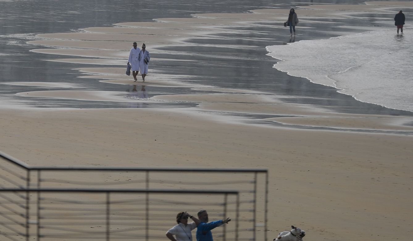Personas paseando por la playa de la Concha de San Sebastián. (EFE)