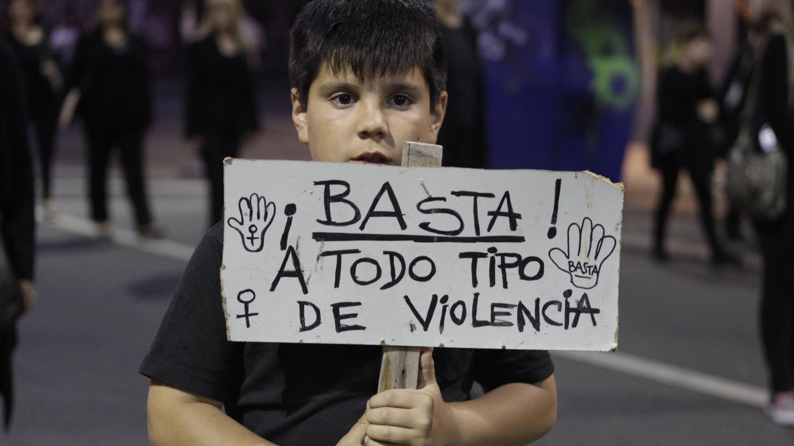 Foto: Un niño sostiene un cartel en una manifestación. (Efe)