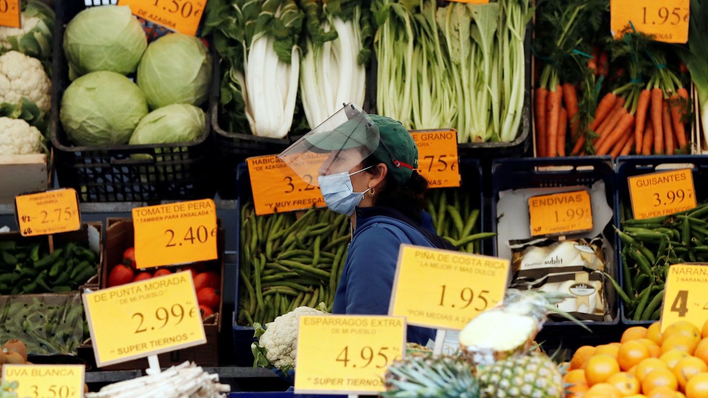 Acuérdate de comprar productos sanos cuando vayas al mercado (EFE/Jesús Diges)