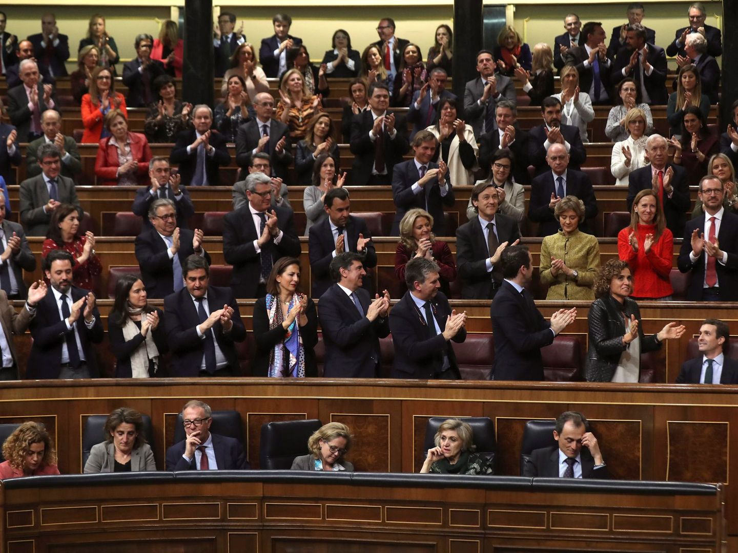 Los diputados del PP aplauden durante el debate de totalidad de los Presupuestos en el pleno del Congreso. (EFE)