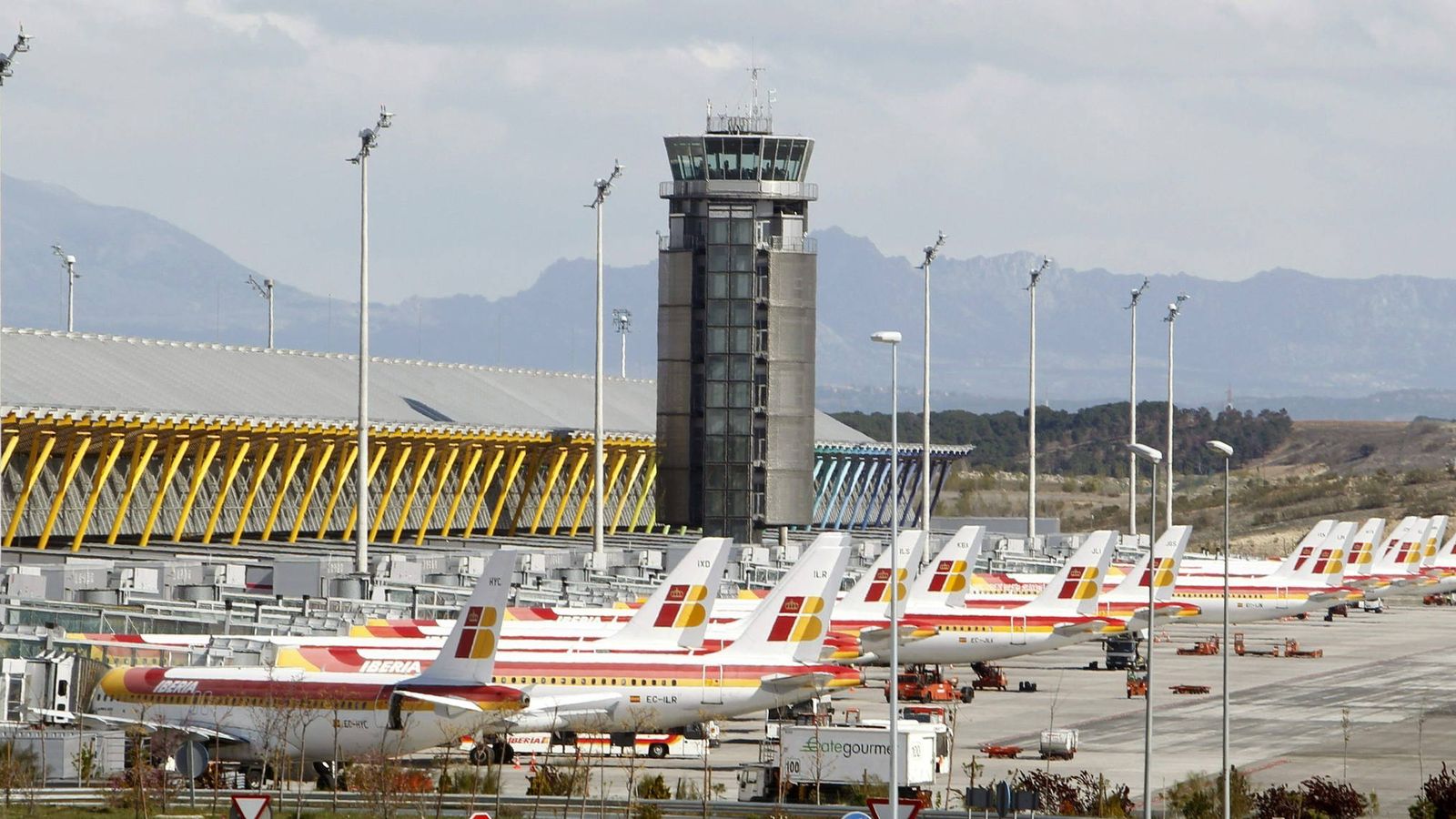 Foto: Aviones en tierra en el aeropuerto de Barajas. (EFE)