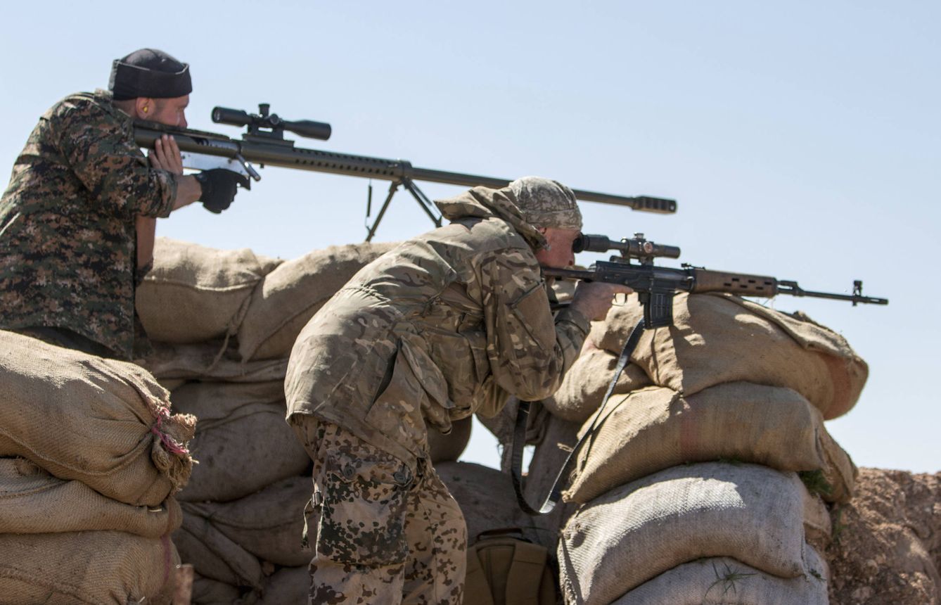 Combatientes extranjeros en las milicias kurdas YPG combaten al ISIS en Ras Al Ain, Siria, en marzo de 2015. (Reuters)