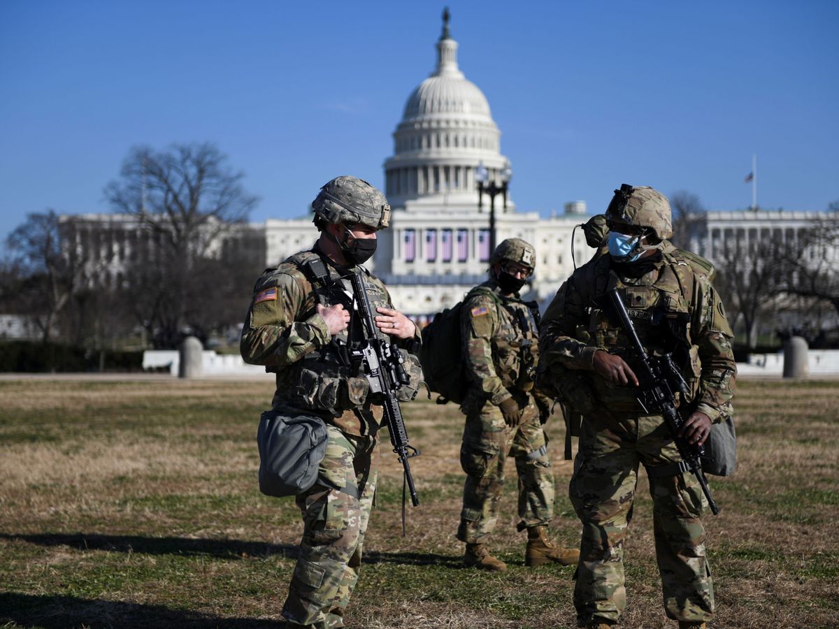 Foto: Miembros de la Guardia Nacional estadounidense protegen el Capitolio durante la sesión en la Cámara de Representantes para iniciar el juicio político contra Trump.