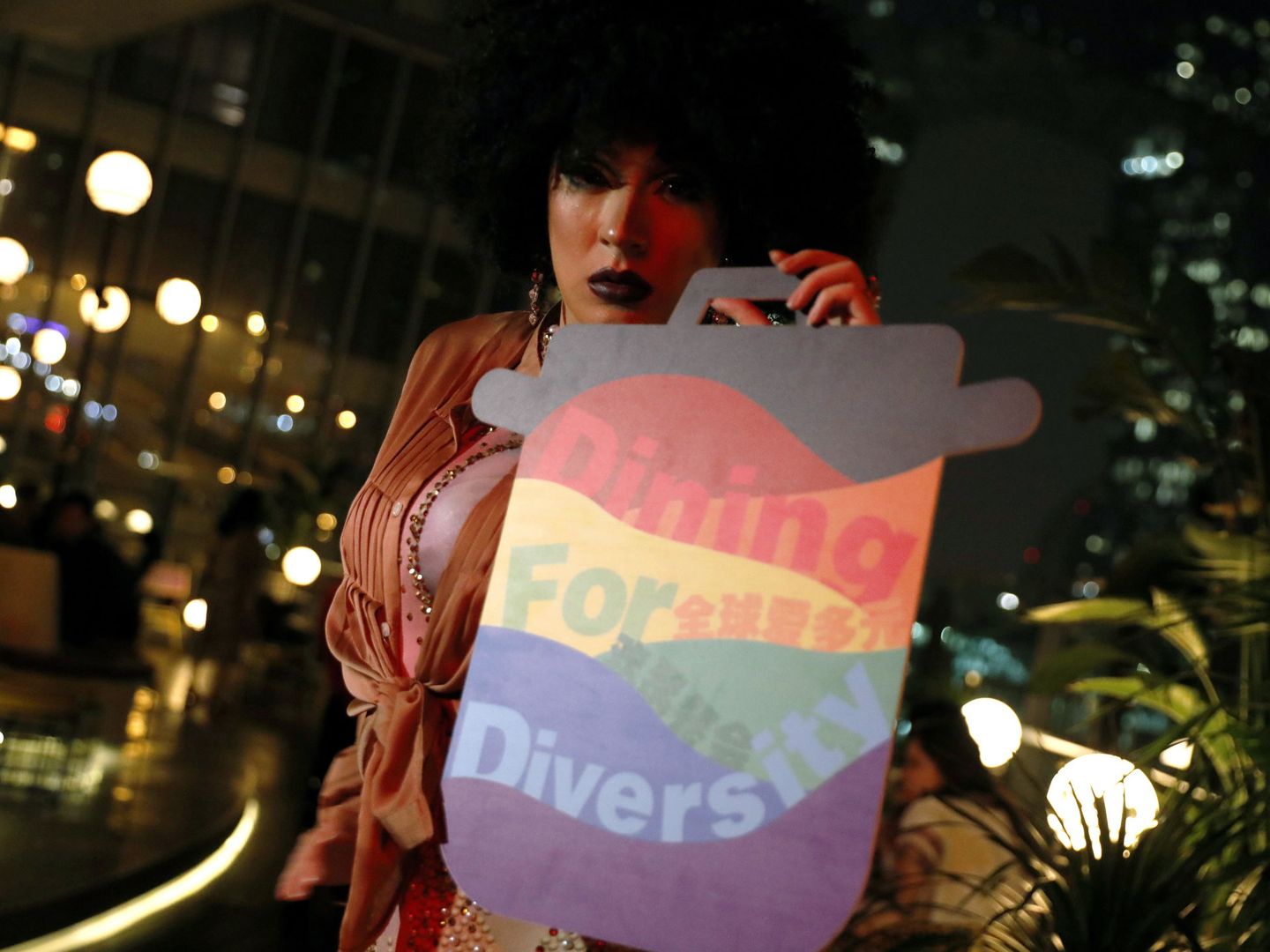 Una 'drag' muestra el logo del evento 'Dinning For Diversity', una celebración benéfica impulsada por la comunidad LGTB china. (Reuters)