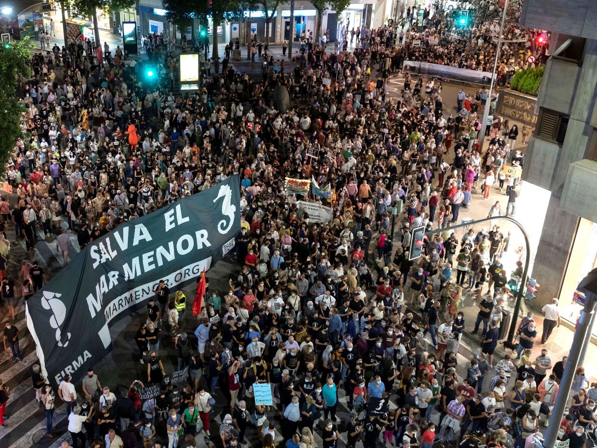 Foto: Miles de personas se han manifestado por las calles de Murcia para exigir medidas urgentes que reviertan la degradación del Mar Menor. (EFE)