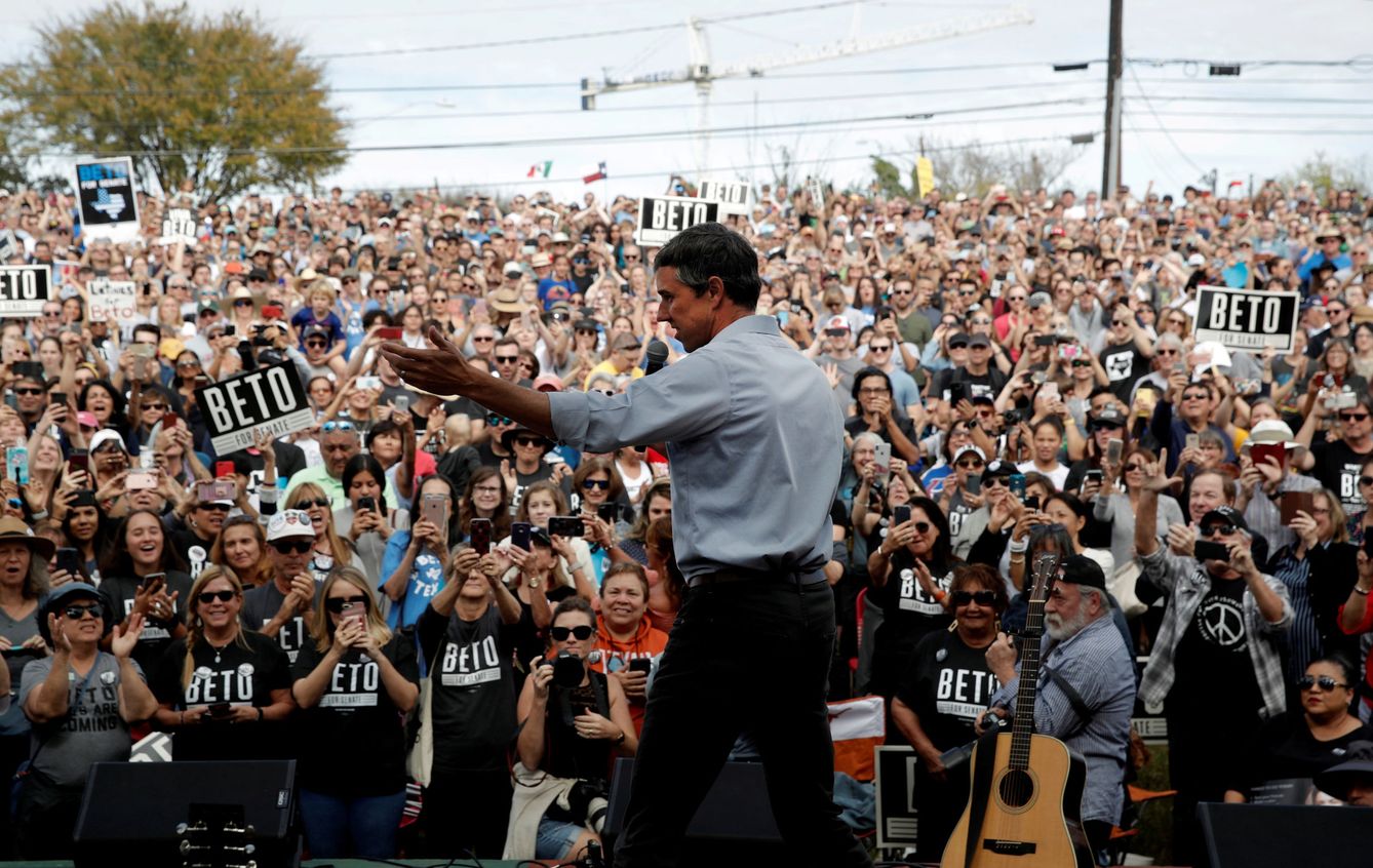 Beto O'Rourke se dirige al público durante un mitin electoral en Austin, Texas. (Reuters)