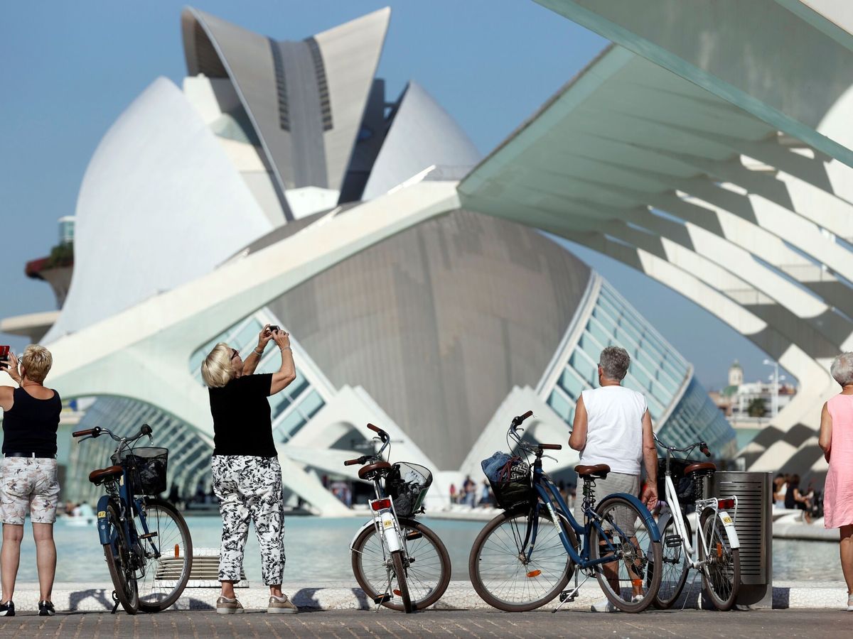 Foto: Vista de unas turistas en la Ciudad de las Artes y las Ciencias de Valencia. (EFE/Kai Försterling)