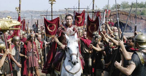 Foto: Julio César es alabado por sus soldados en una imagen de 'Roma'.