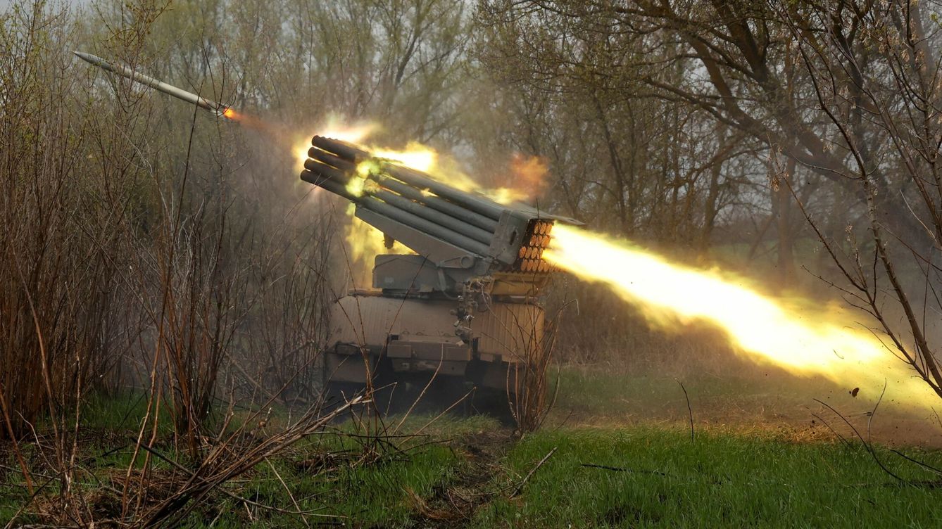 Foto: El ejército ucraniano, en la región de Járkov, accionando un lanzandor de cohetes múltiples BM-21 Grad mientras continúa la ofensiva rusa en Ucrania. (Reuters/Serhii Nuzhnenko)