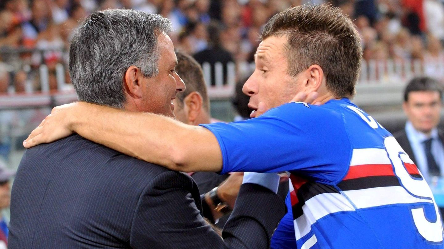 Jose Mourinho y Antonio Cassano se saludan en el año 2008. (EFE/Luca Zennaro).