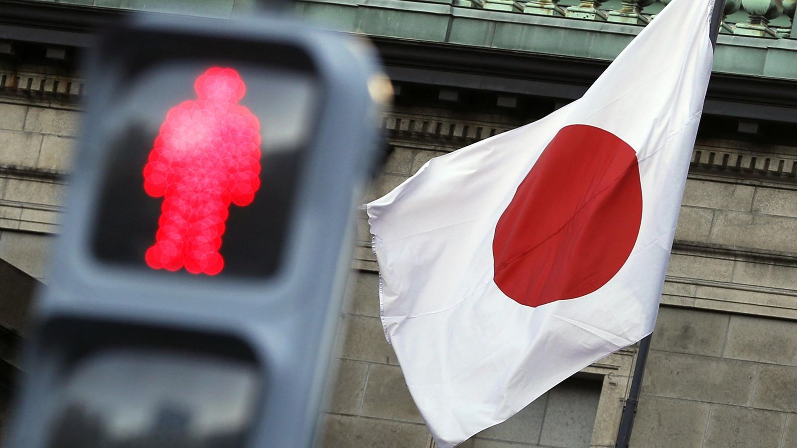 Foto: La bandera nacional de Japón en un edificio de Tokio. (Reuters)