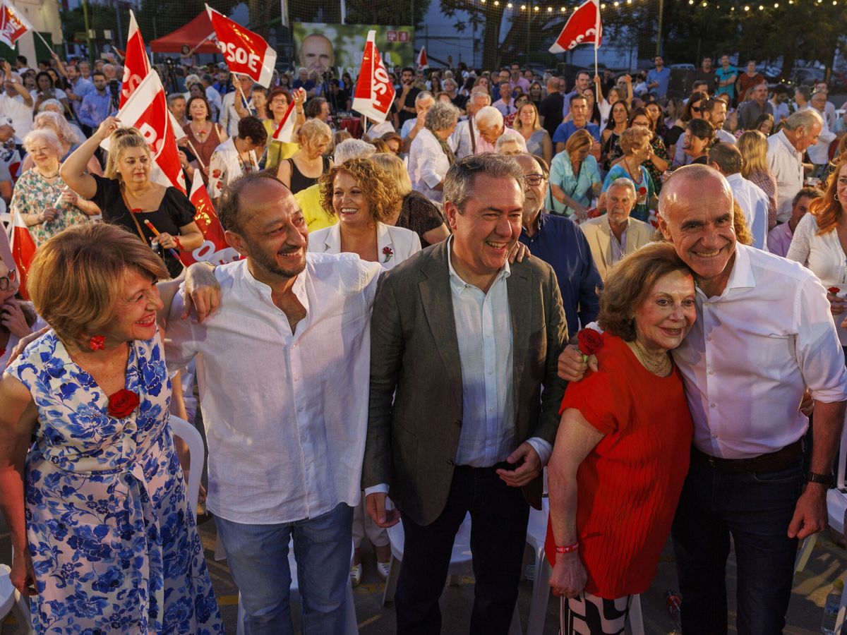 Foto: Juan Espadas en la apertura de campaña en Sevilla con Alfonso Rodríguez Gómez de Celis, Amparo Rubiales y Antonio Muñoz. (EFE/Julio Muñoz)