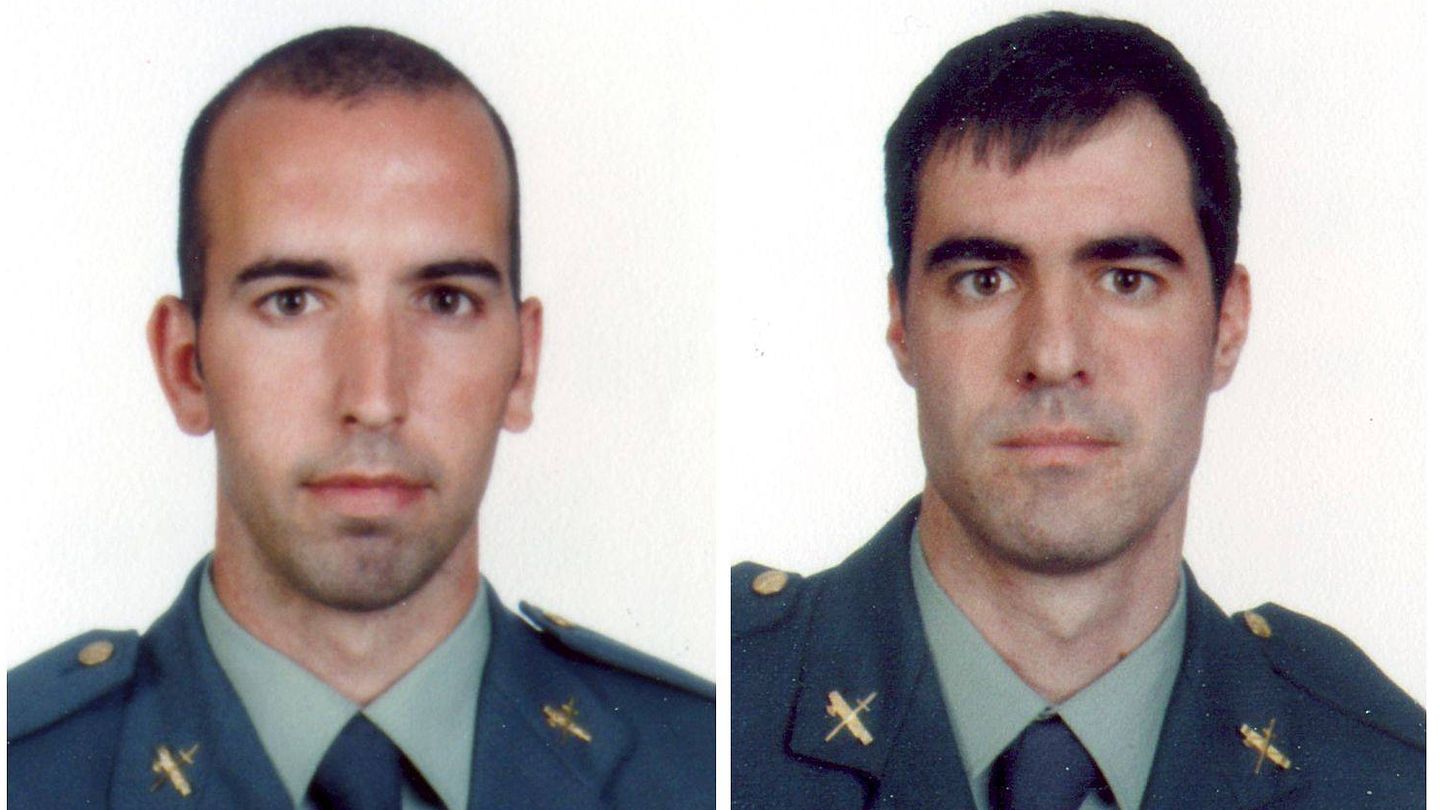 Diego Salvá Lezaun (i) y Carlos Sáenz de Tejada García, los dos guardias civiles asesinados. (Interior)