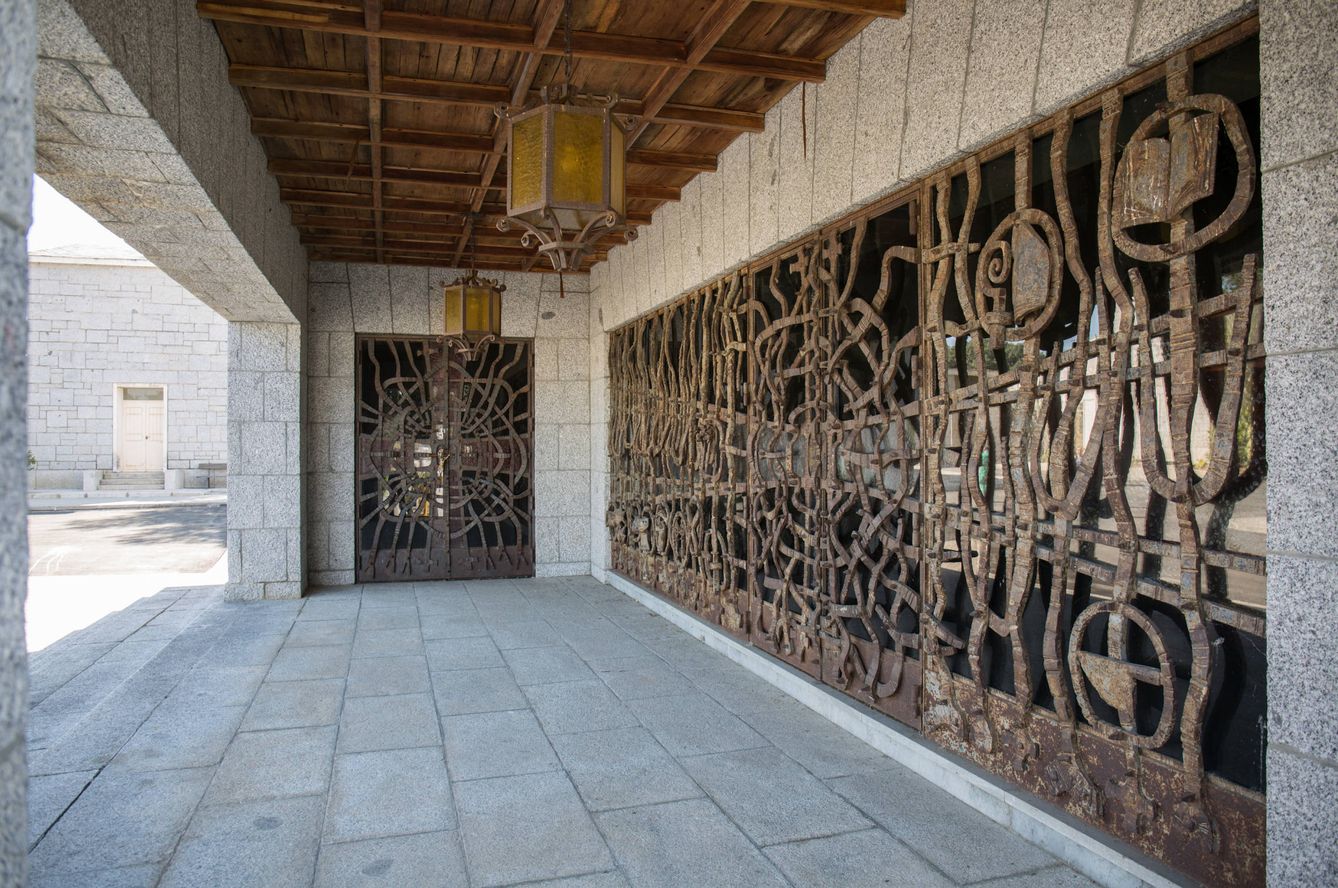 Entrada al panteón de la familia Franco. De frente, la puerta que da acceso a la cripta. (D. B.)