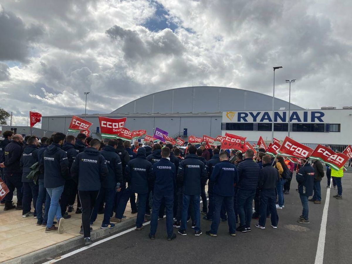 Foto: Manifestación de trabajadores ante el hangar de Ryanair en Sevilla. (CCOO)