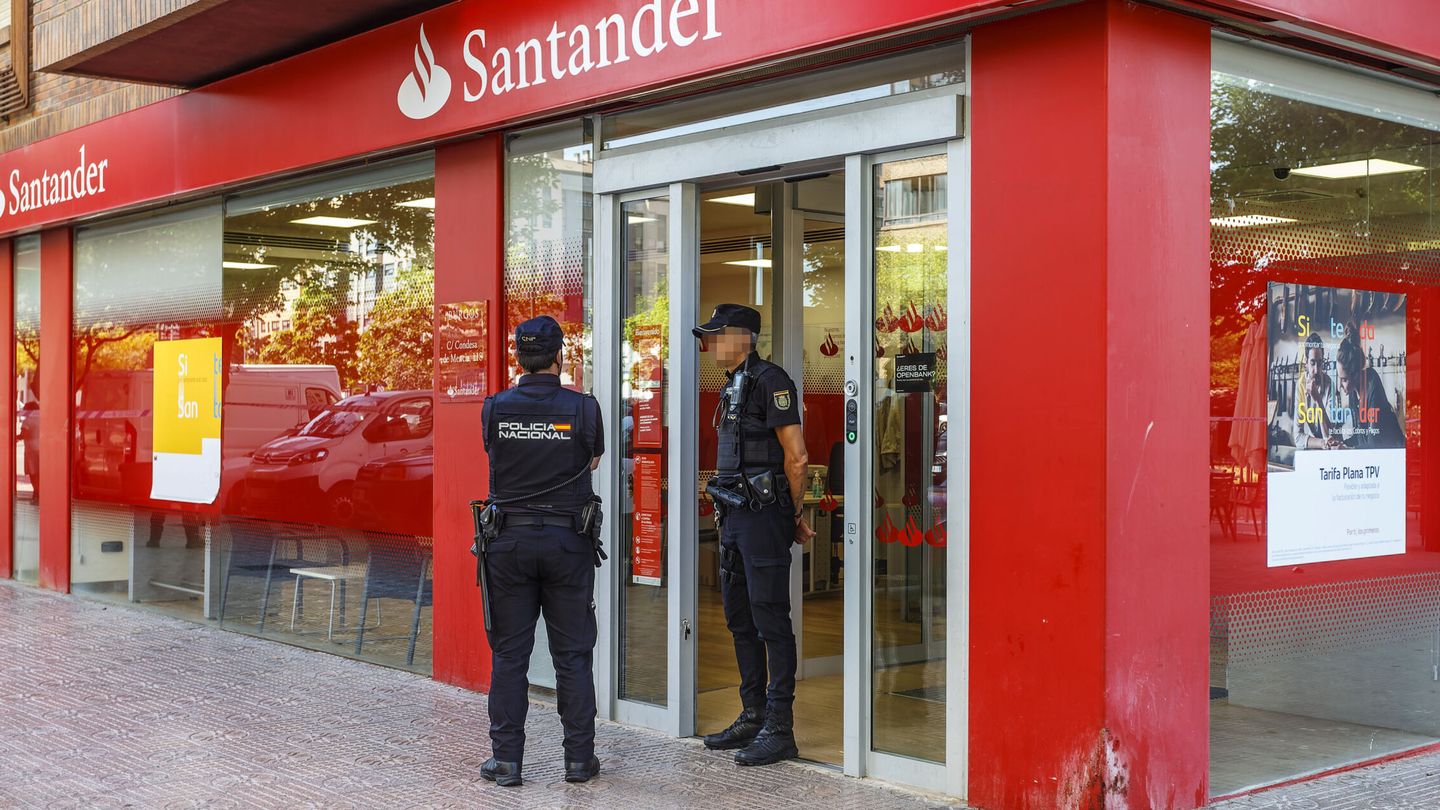 Efectivos de la policía en la sucursal del Banco Santander. (EFE/Santi Otero)