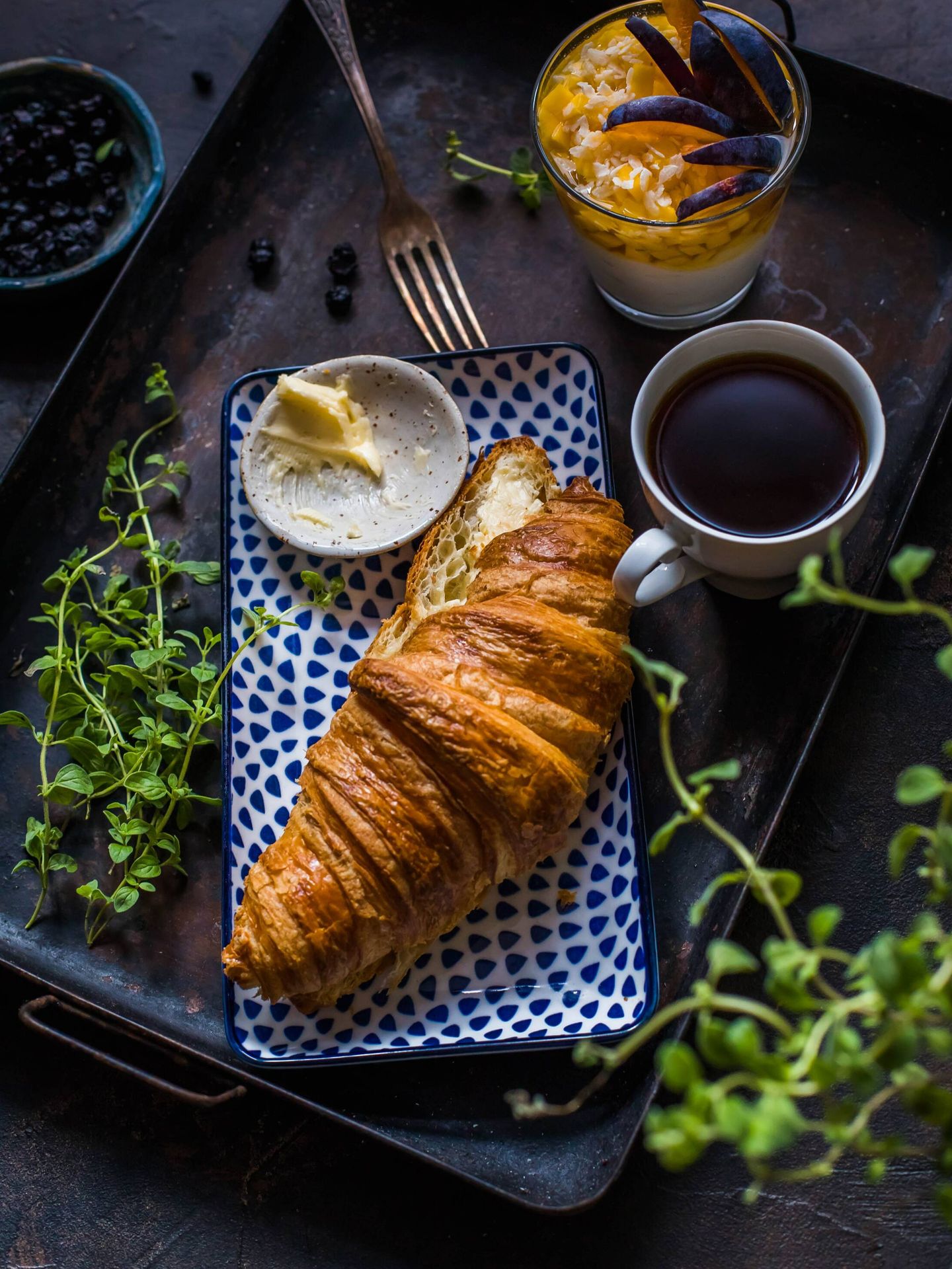 Desayuno con croissant con mantequilla (Pexels)