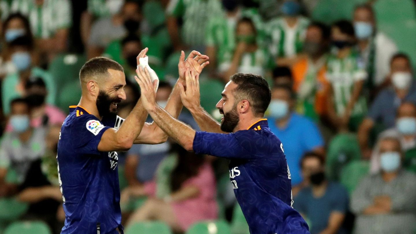 Carvajal (goleador) y Benzema (asistente) celebran el gol merengue. (EFE)