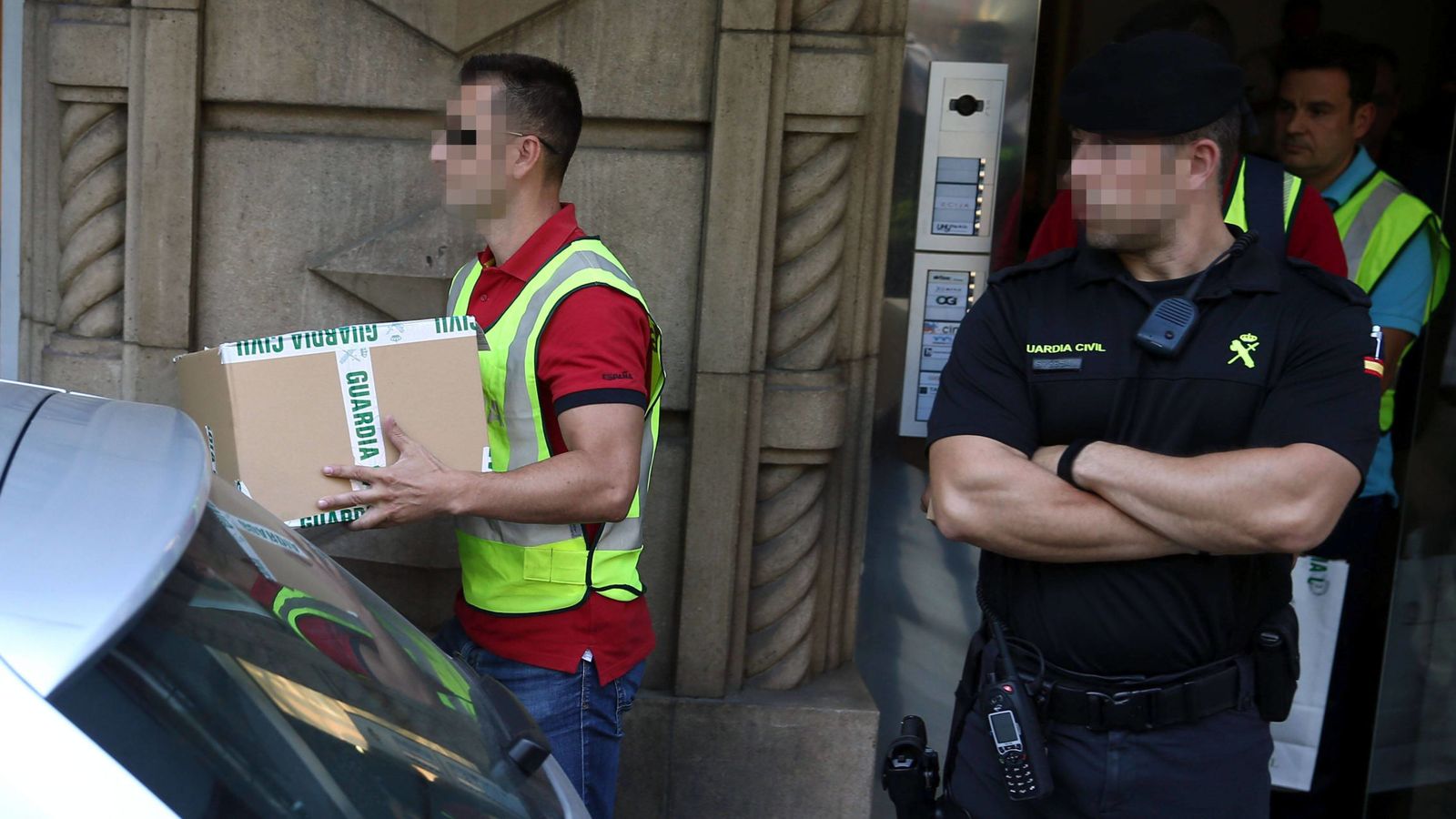 Foto: La Guardia Civil registra la sede de Efial en Barcelona. (EFE)
