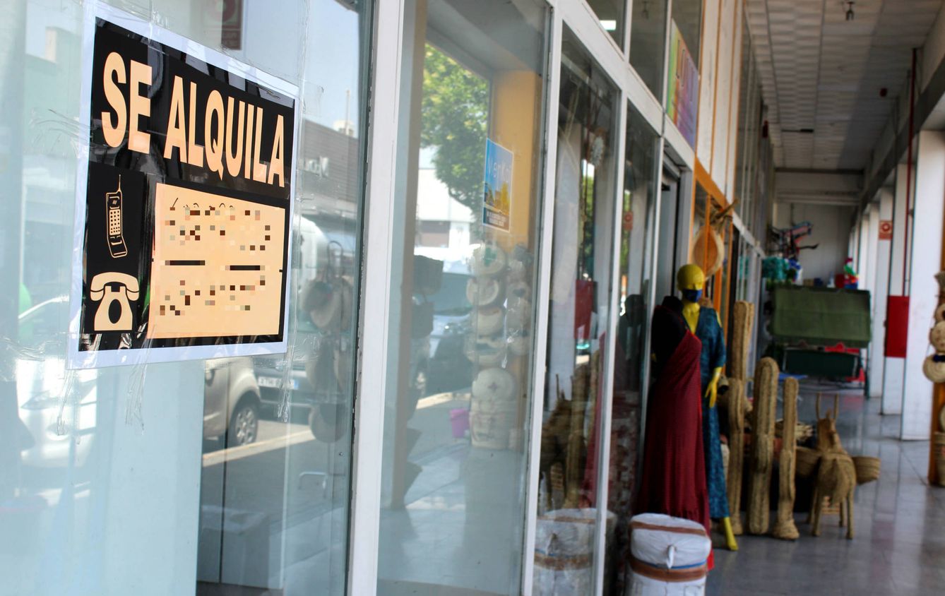 Otra tienda de la gran avenida de Cobo Calleja con el cartel de se alquila. (A.M)