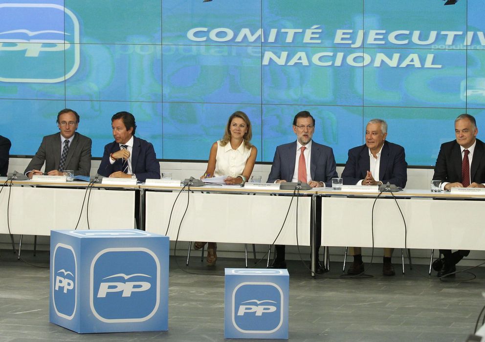 Foto: El jefe del Gobierno y líder del PP, Mariano Rajoy (4-d), preside hoy la reunión del Comité Ejecutivo Nacional del partido (EFE)