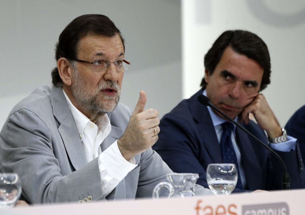 Foto: El presidente del Gobierno, Mariano Rajoy, junto al expresidente del Ejecutivo y presidente de la fundación FAES, José María Aznar. (EFE)