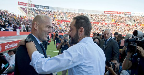 Foto: Pablo Machín saluda a Zidane en el partido que disputaron el Girona y el Real Madrid en Montilivi. (Reuters)