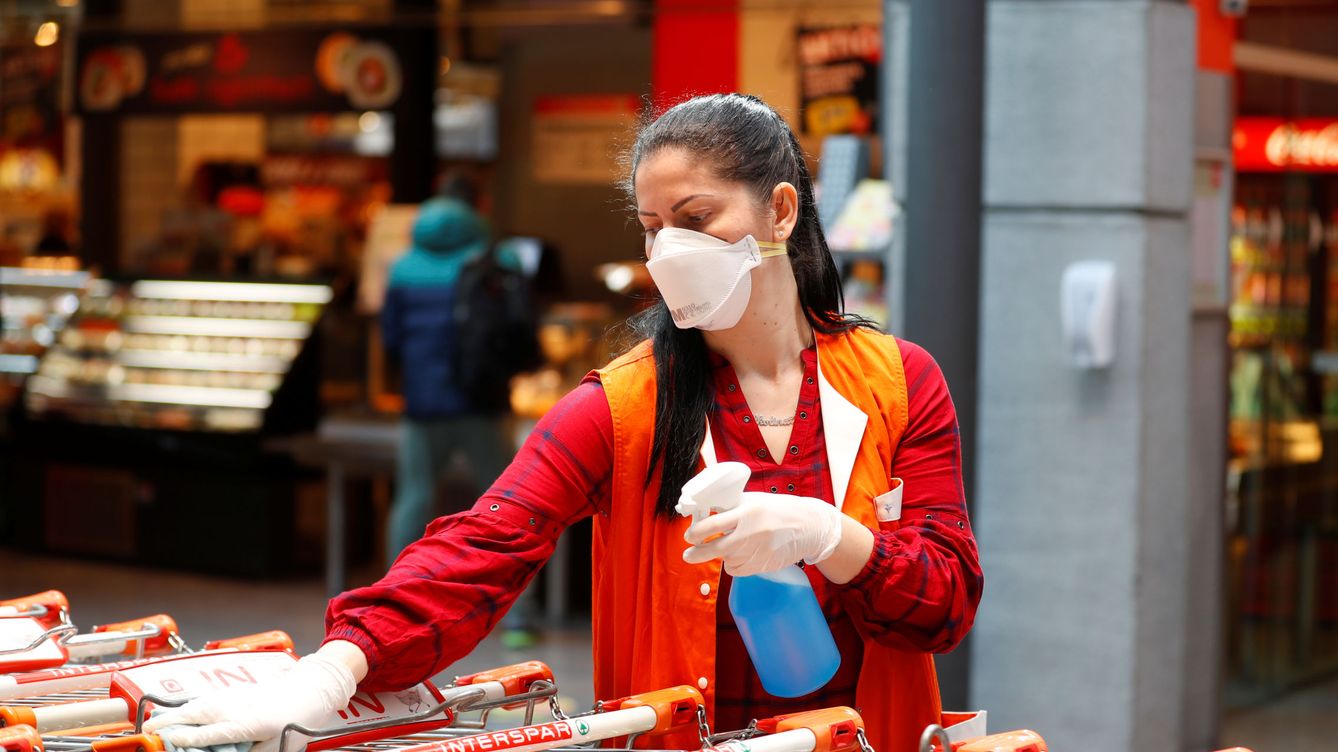 Foto: Tareas de desinfección en un supermercado de Austria. (EFE)