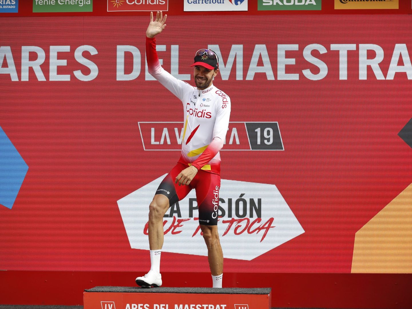 Jesús Herrada, en el podio como vencedor de la sexta etapa de La Vuelta. (EFE)