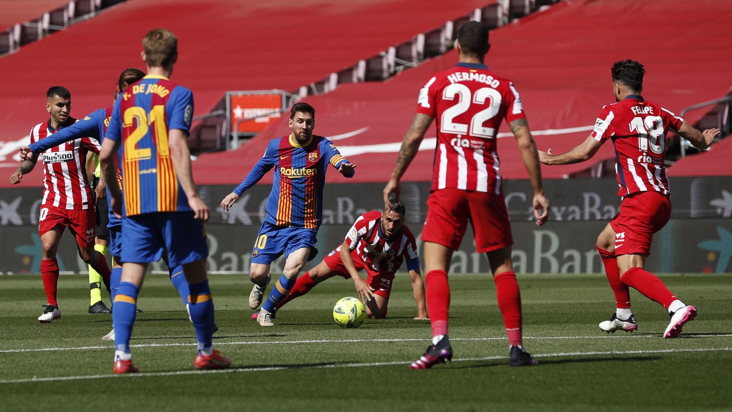 Messi trata de sortear a la defensa rojiblanca. (Reuters)