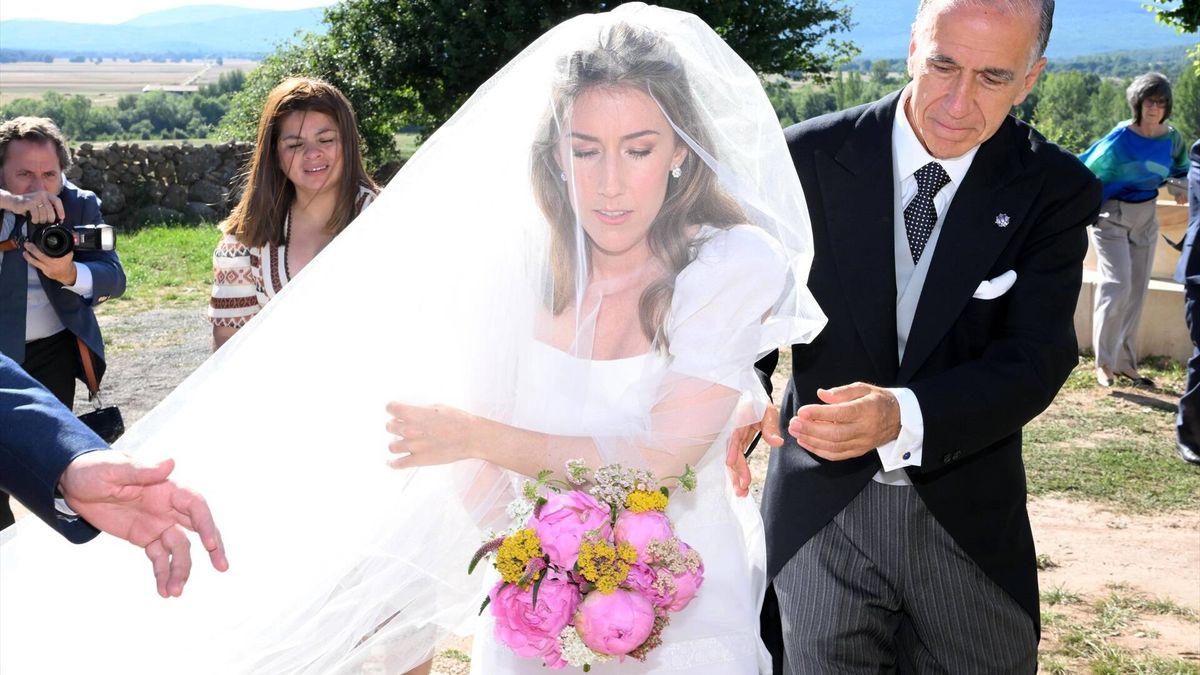 Así ha sido la boda campestre de Verónica Urquijo: un sencillo vestido de novia y familia real