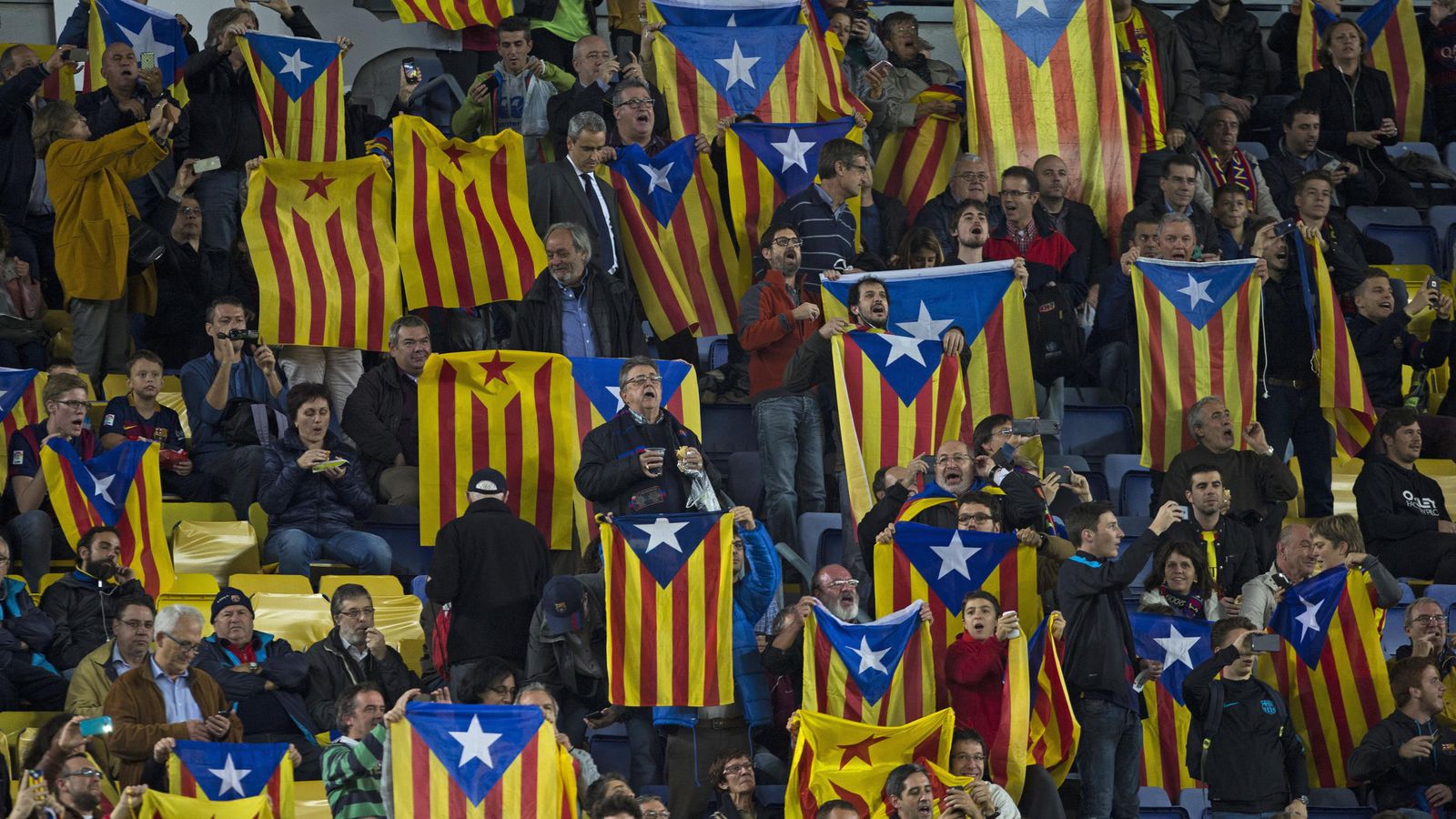 Foto: Aficionados del FC Barcelona muestran  esteladas en un partido en el Camp Nou (Alejandro García/EFE)