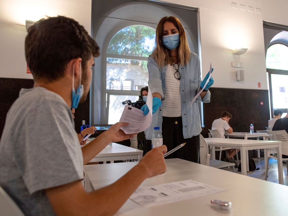 Foto: Un alumno entrega su examen durante las pruebas de Evaluación para el Acceso a la Universidad (EvAU) en el campus de la Universidad de Castilla-La Mancha de Toledo (EFE)