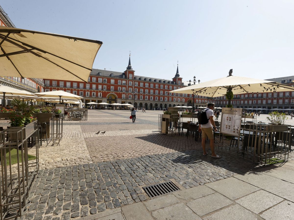 Foto: Las terrazas de la Plaza Mayor son uno de los grandes reclamos gastronómicos de Madrid para los turistas. (EFE/Javier Bizón)