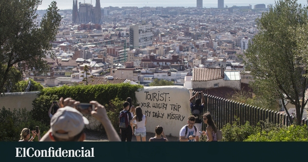 Aeropuertos al límite y ciudades saturadas: España quiere más turistas, pero no sabe dónde meterlos