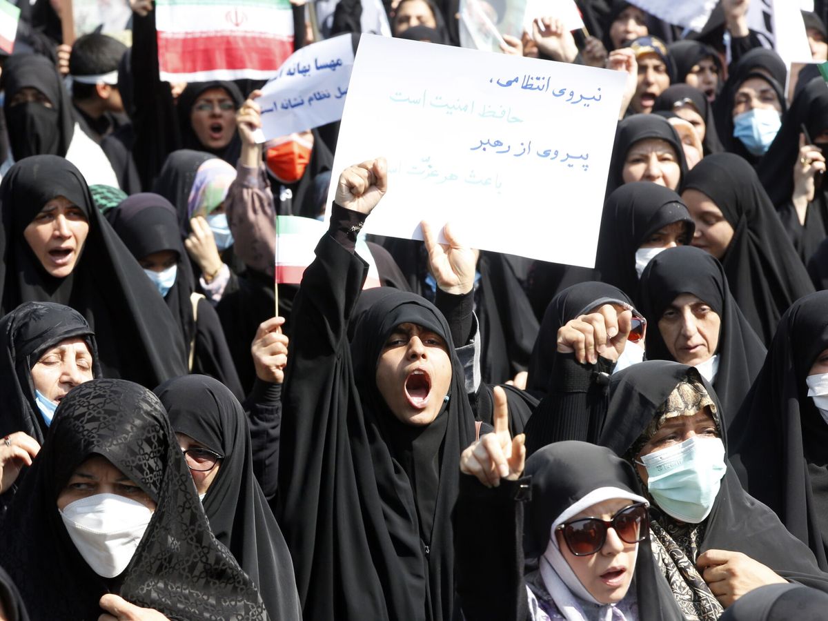Foto: Protestas en Irán tras la muerte de Mahsa Amini. (EFE/Abein Taherkenareh)