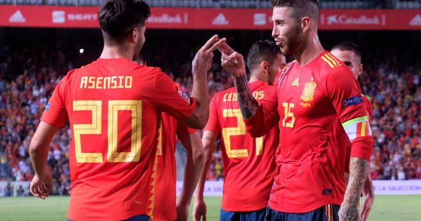 Foto: Sergio Ramos, Marco Asensio y otros jugadores de la Selección española celebran un gol contra Croacia.