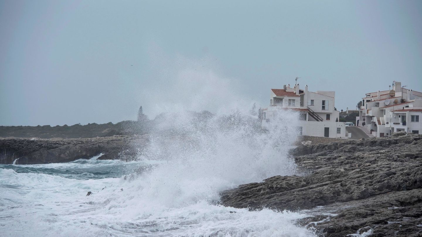 Varias olas rompen en la orilla de la costa de Biniancolla, en Menorca, también afectada por el temporal. (EFE)