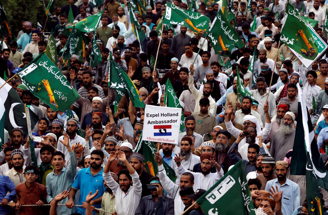 Seguidores de un grupo islamista pakistaní durante una protesta en Karachi contra el concurso de caricaturas de Mahoma, el 12 de agosto de 2018. (Reuters)