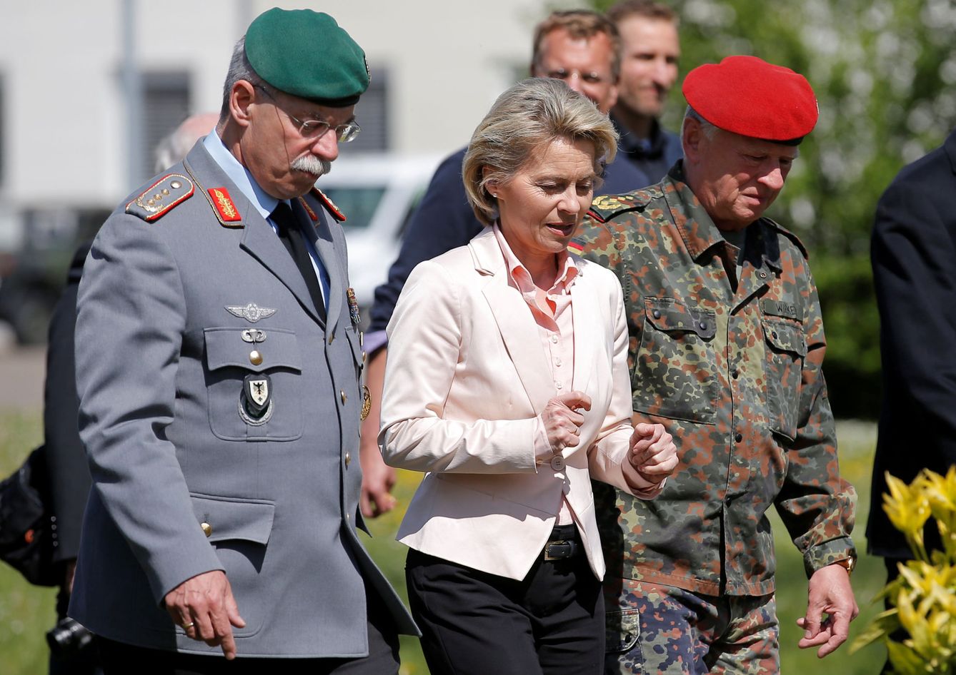 La ministra de Defensa Ursula von der Leyen con varios generales alemanes y franceses durante una visita a un cuartel conjunto en Estrasburgo, el 3 de mayo de 2017. (Reuters)