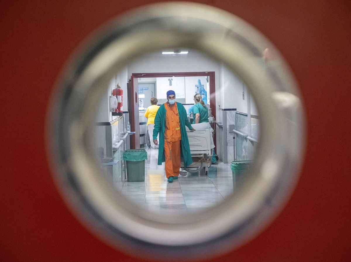 Foto: Personal sanitario trabaja en una planta del madrileño hospital Gregorio Marañón. (EFE)