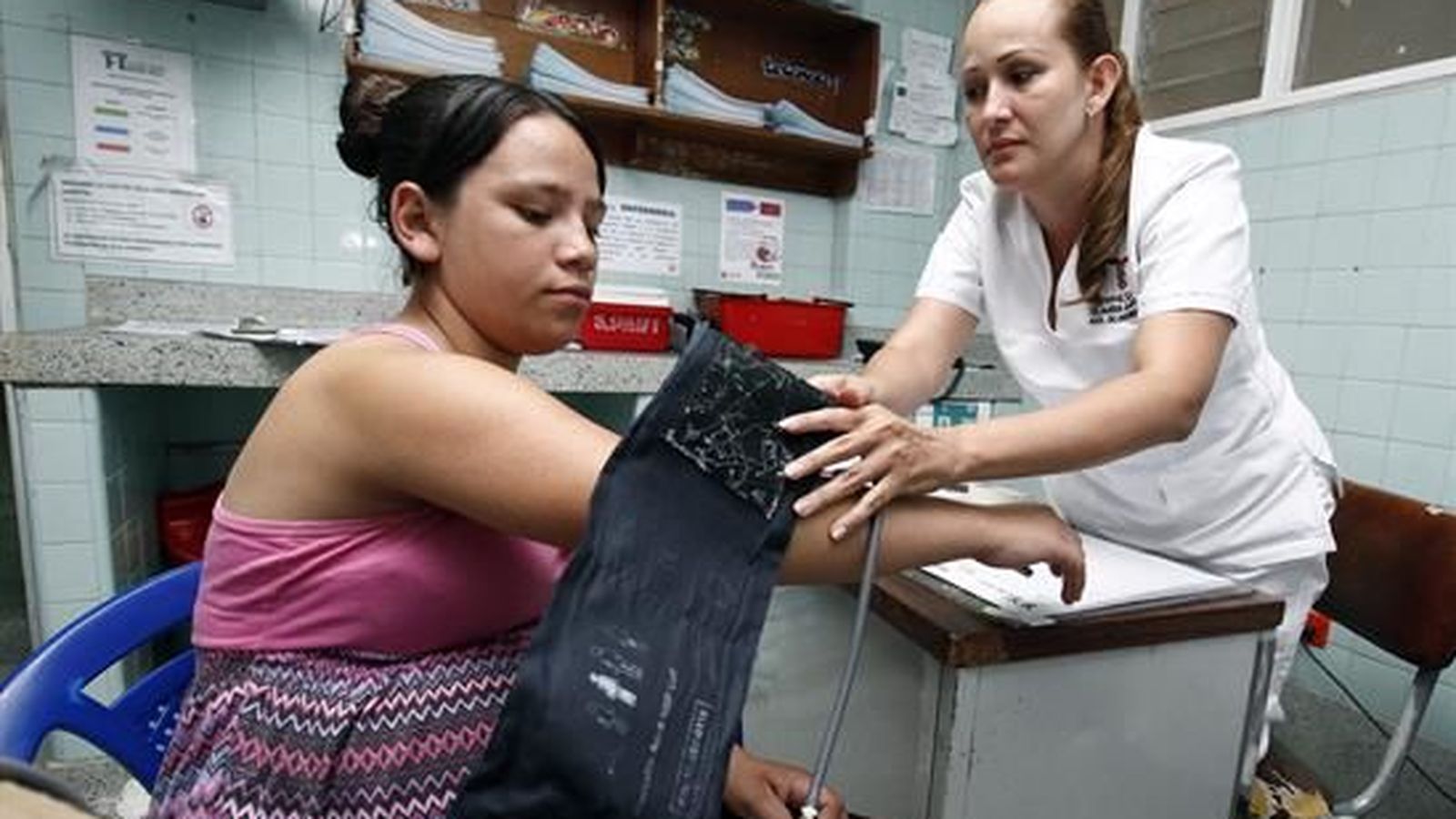 Foto: Una enfermera atiende a una paciente con síntomas de zika. (Efe)
