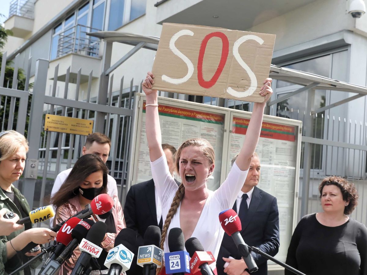 Foto: La activista polaco-bielorrusa Jana Shostak muestra una pancarta de "SOS" durante una rueda de prensa sobre el arresto del periodista Román Protasevich. (EFE)
