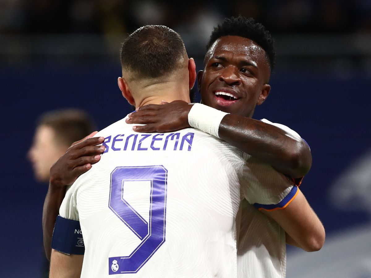 Foto: Vinicius abraza a Benzema para celebrar un gol contra el Shakhtar. (Efe)